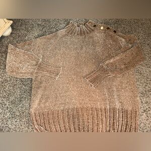 Sweater with cuffed sleeves.